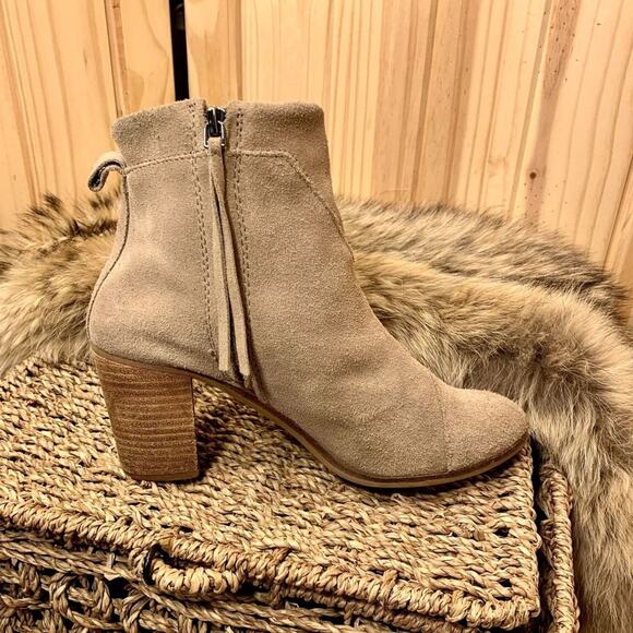 Toms Lunata Heeled Ankle Boots 8.5 Taupe Suede Tassled Booties Boho Neutral Tan - Picture 6 of 11